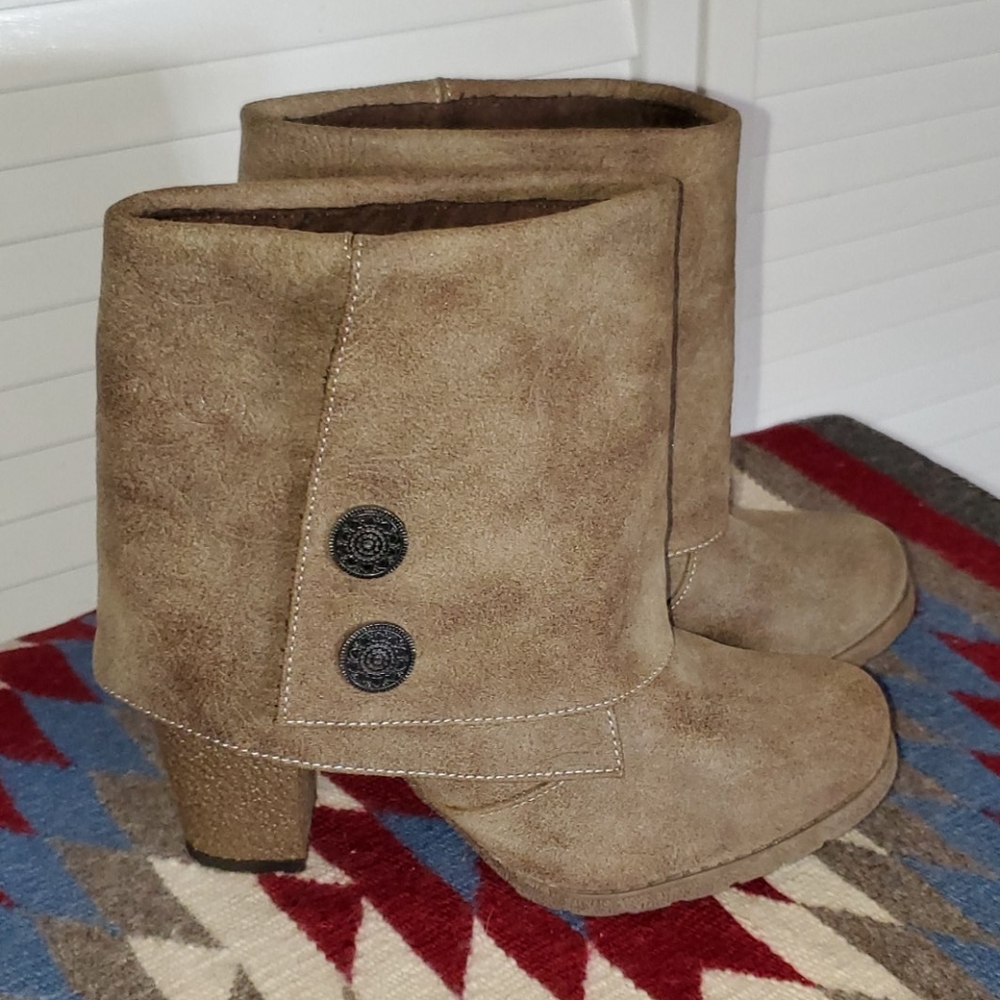 Heeled Boots by Muk Luks         (item#053)